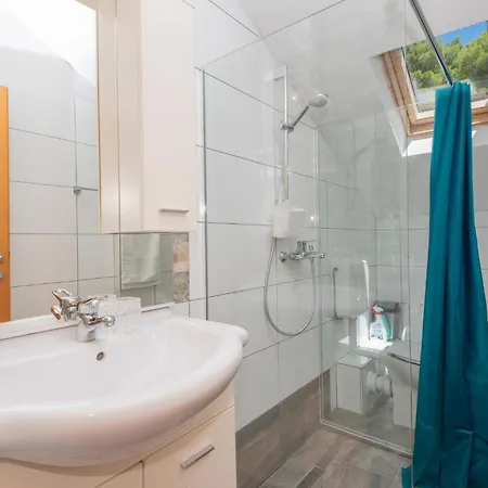Apartment 2 Bedroom Stunning In Pucisca